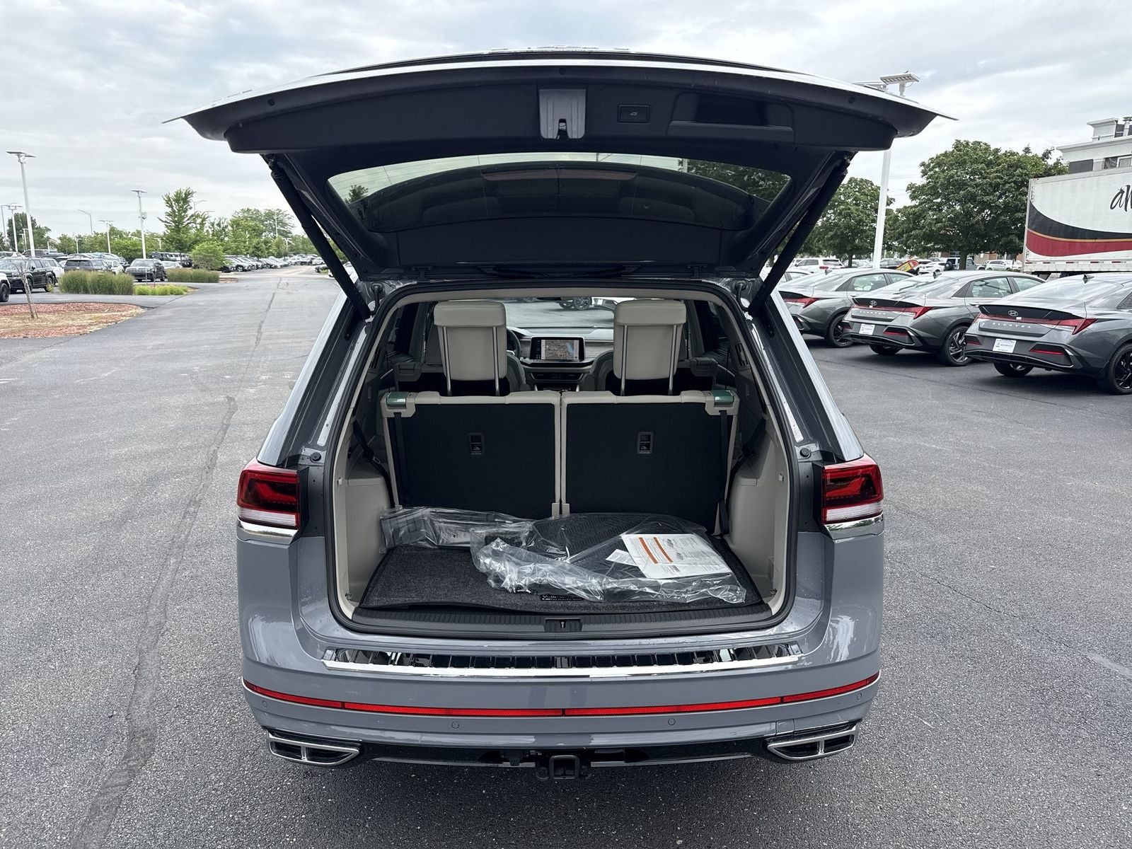 2026 Volkswagen Atlas 2.0T SEL Premium R-Line