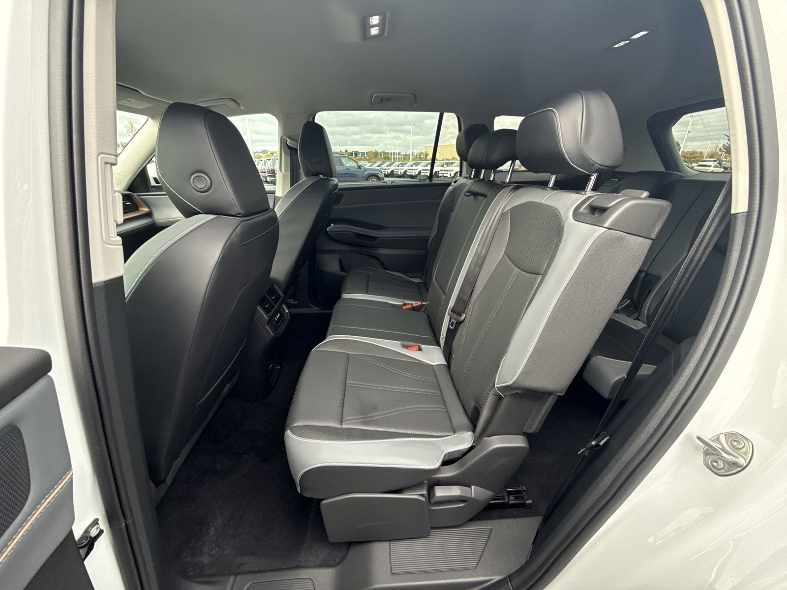 2027 Volkswagen Atlas SE w/Technology