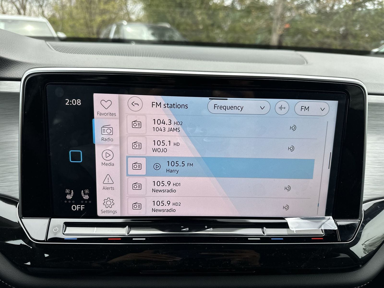 2025 Volkswagen Atlas Cross Sport 2.0T SE w/ Technology