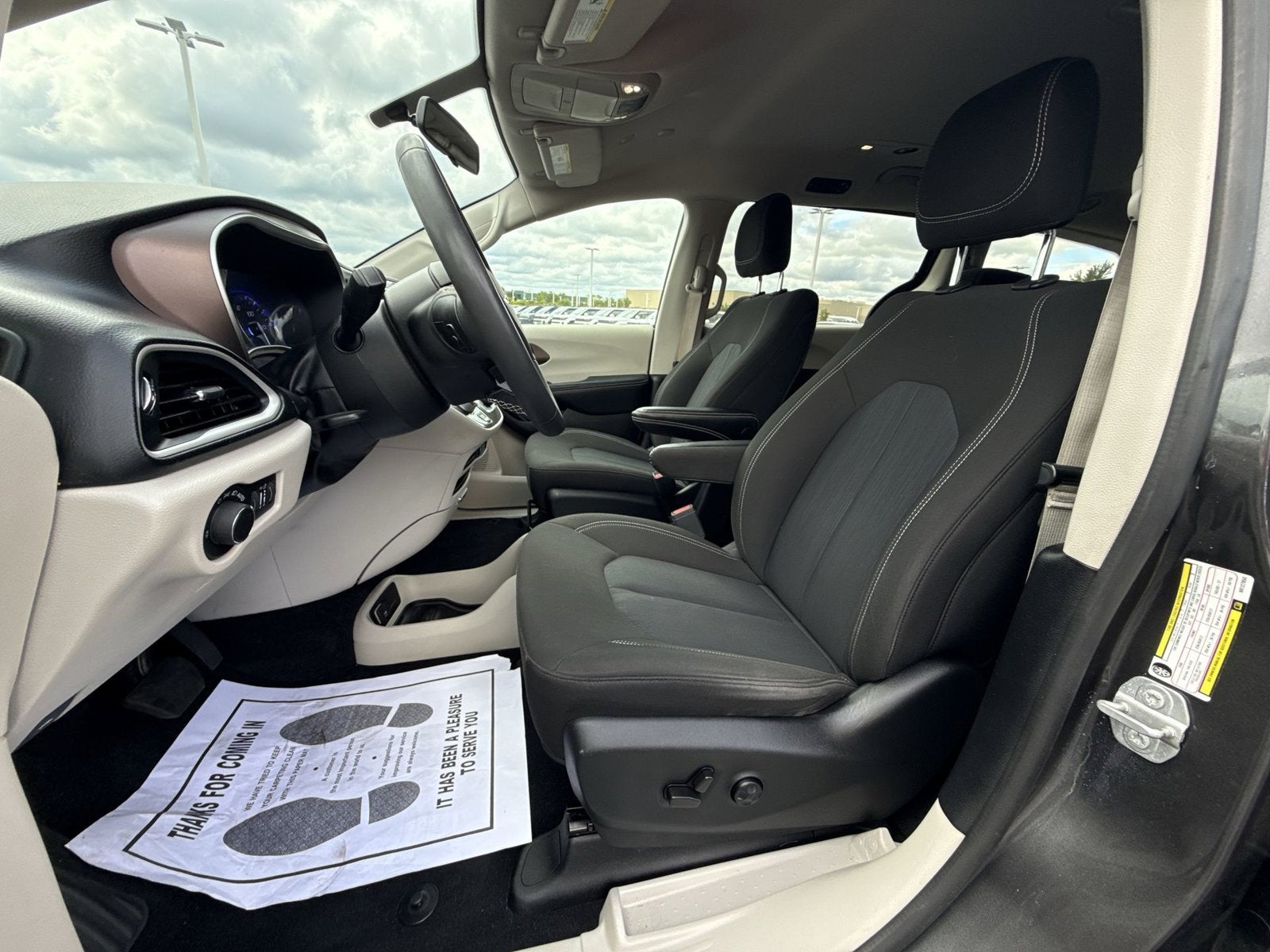2022 Chrysler Voyager LX