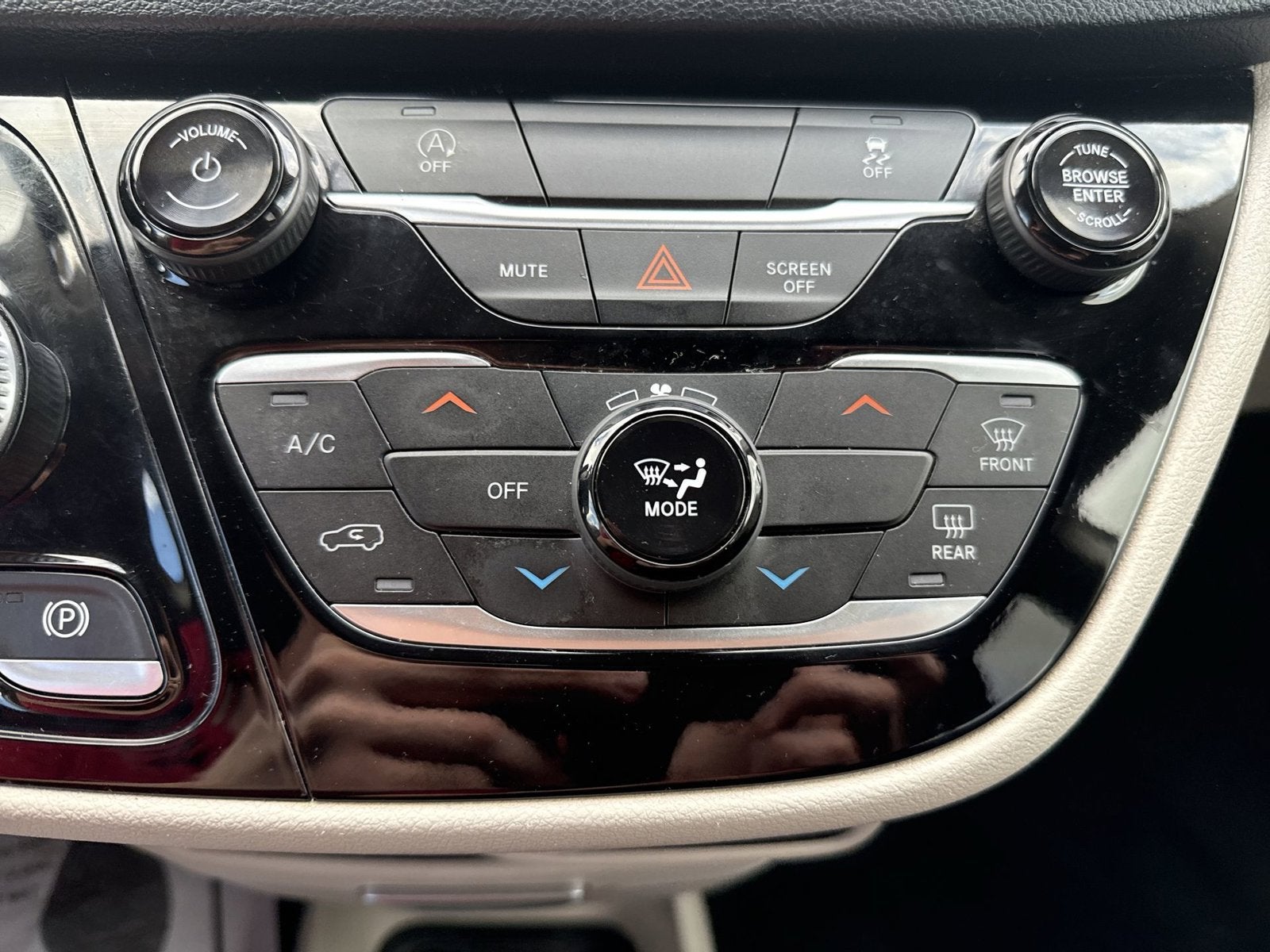 2022 Chrysler Voyager LX