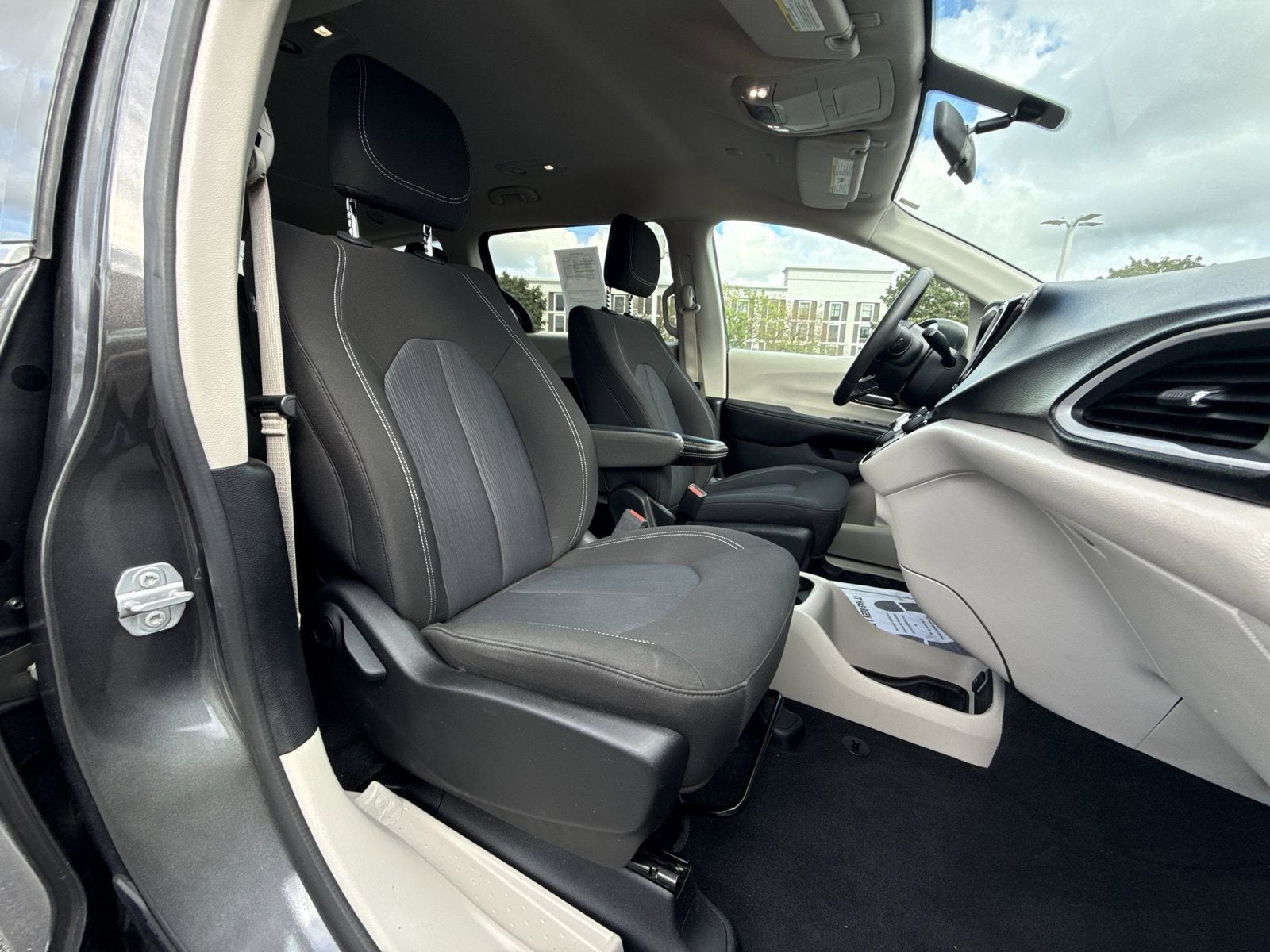2022 Chrysler Voyager LX