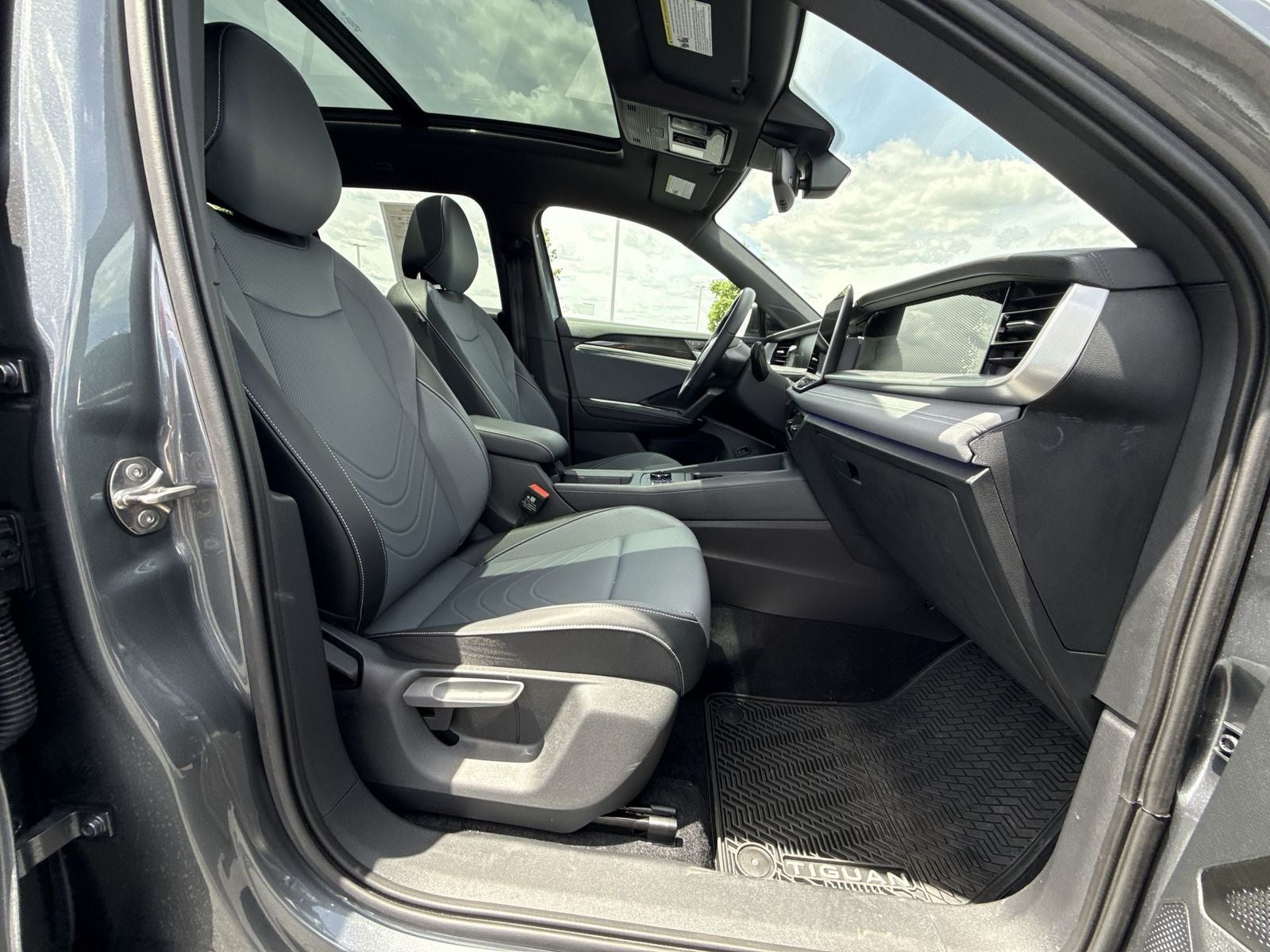 2025 Volkswagen Tiguan 2.0T SE R-Line Black