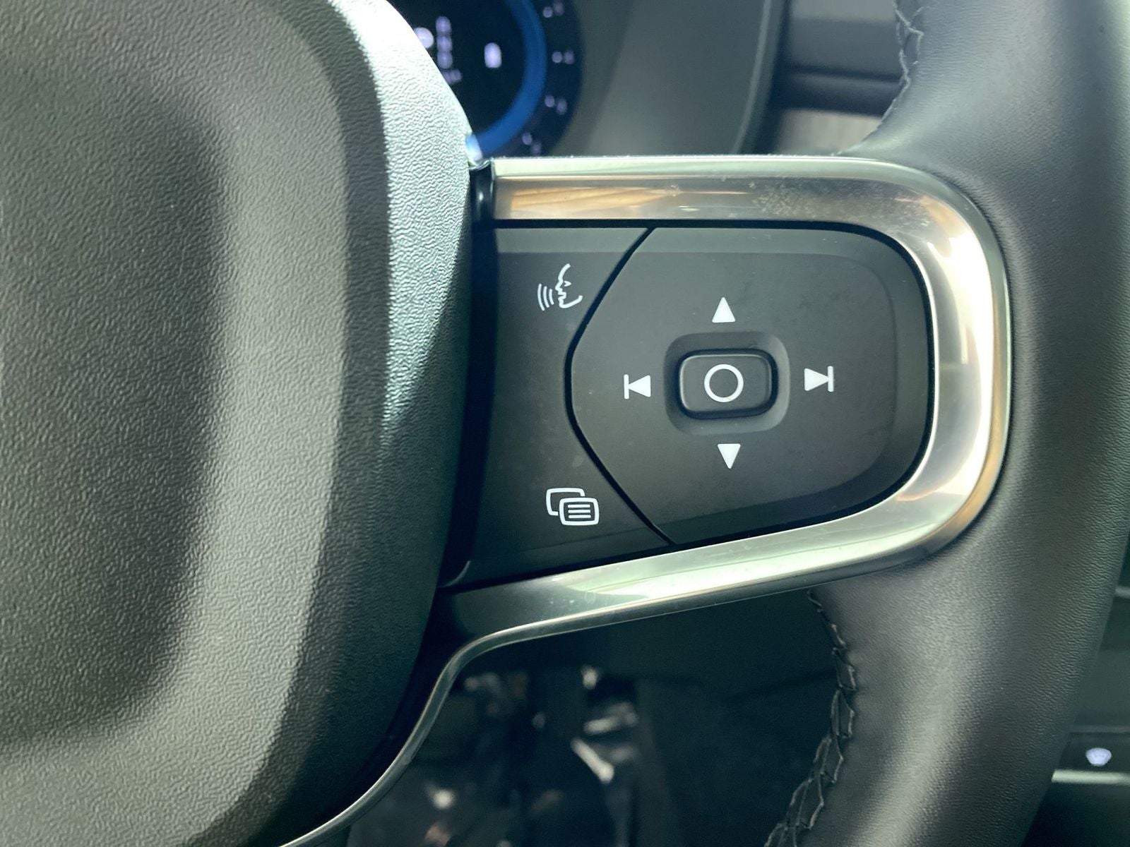 2025 Volvo XC40 B5 Plus Dark Theme