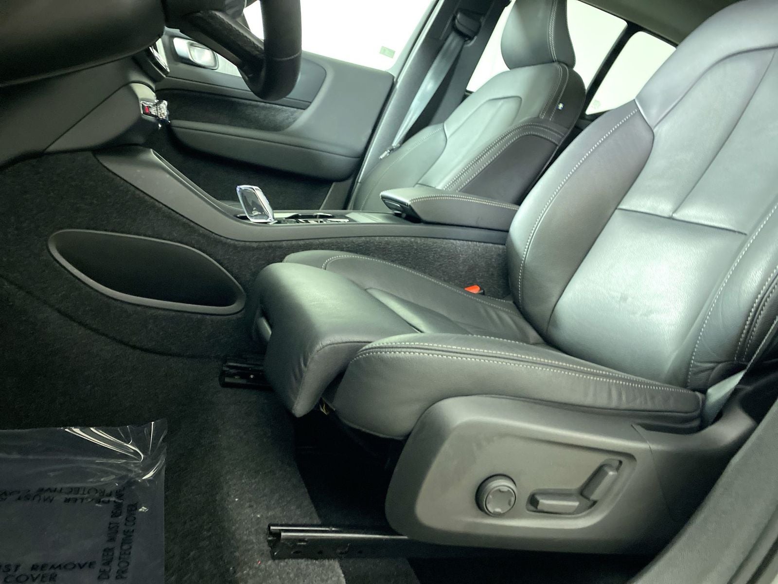 2025 Volvo XC40 B5 Plus Dark Theme