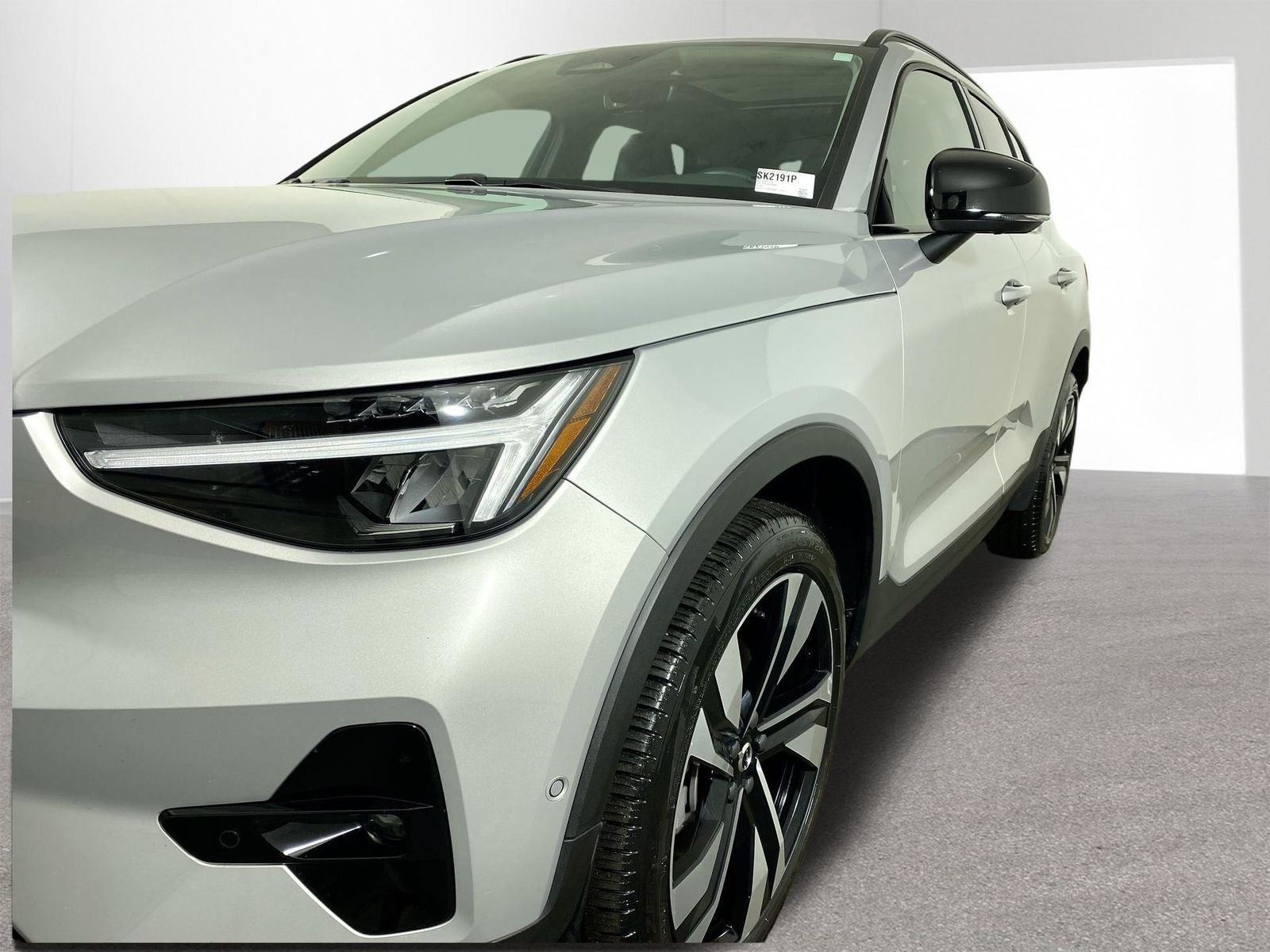 2025 Volvo XC40 B5 Plus Dark Theme