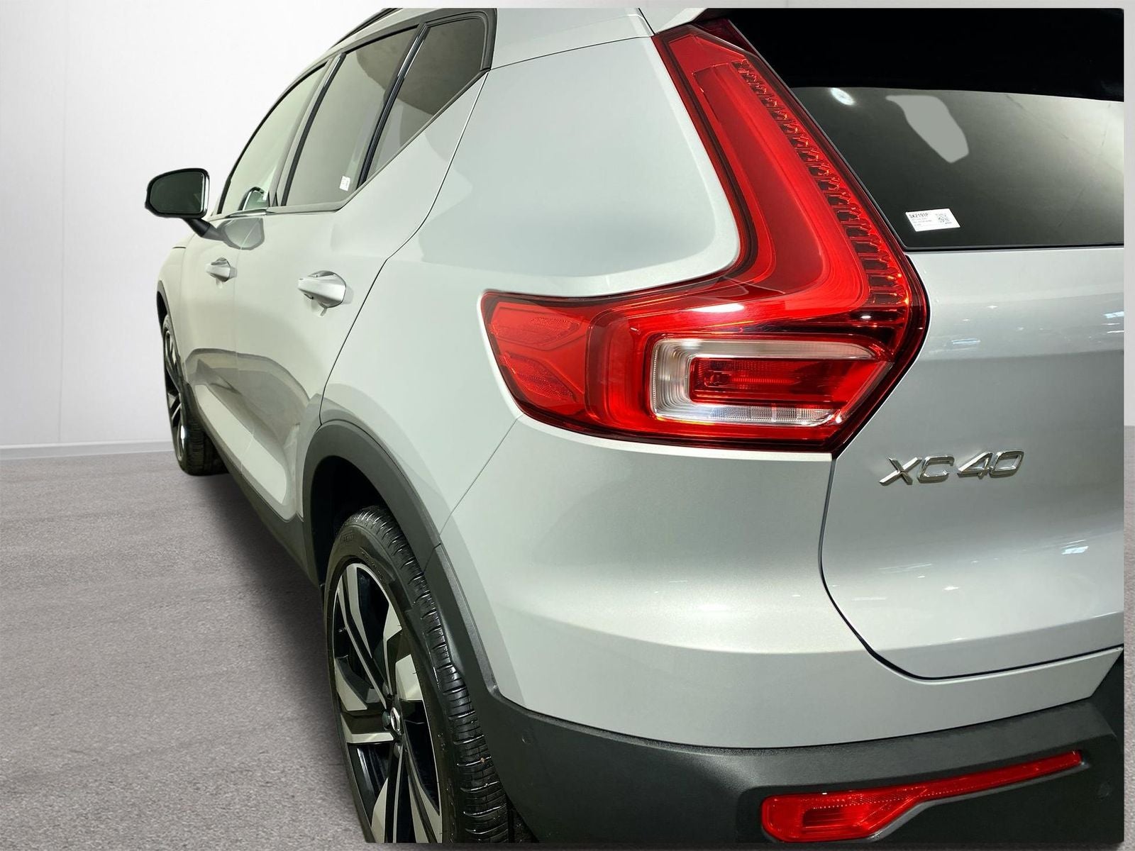 2025 Volvo XC40 B5 Plus Dark Theme