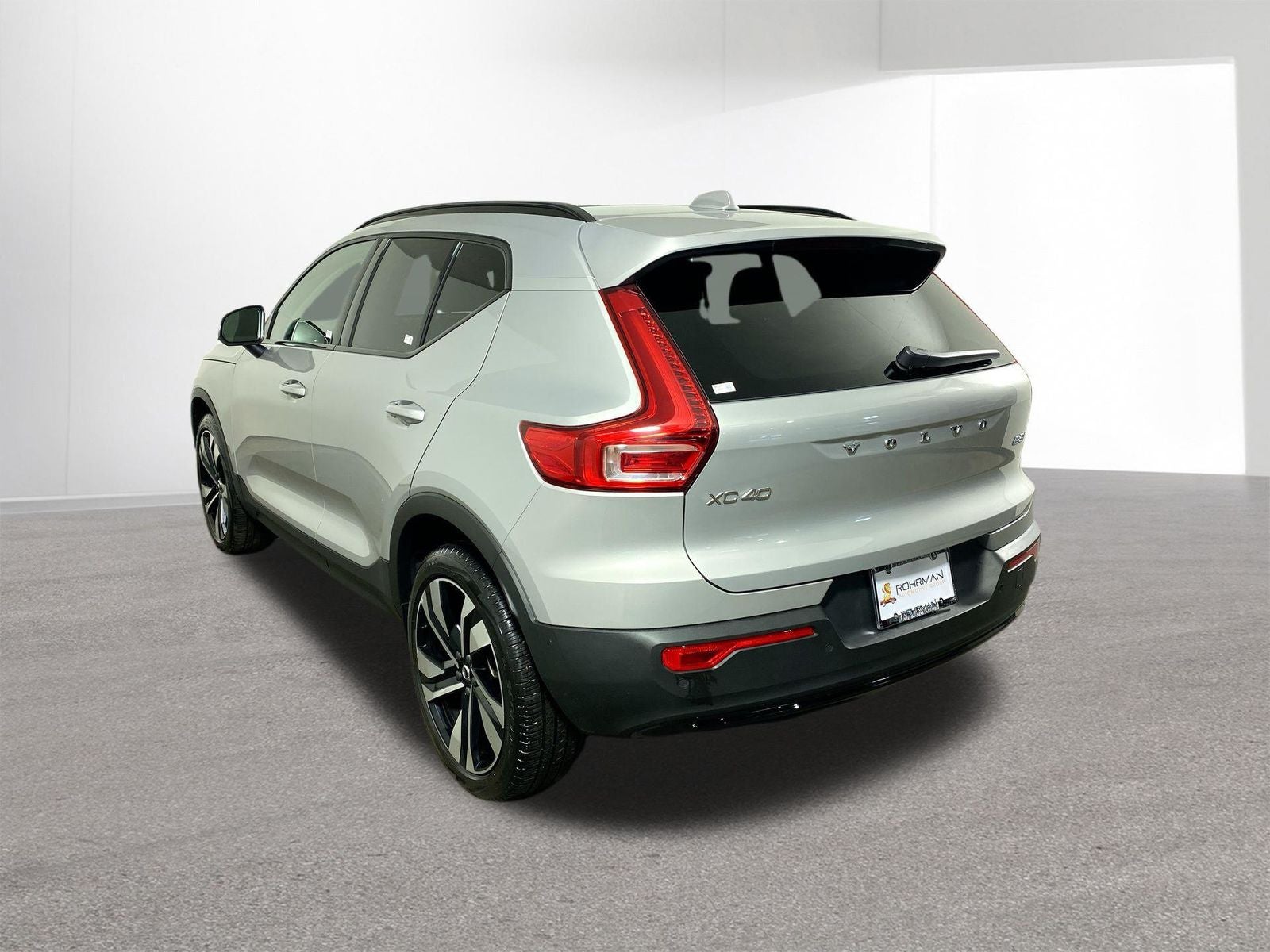 2025 Volvo XC40 B5 Plus Dark Theme