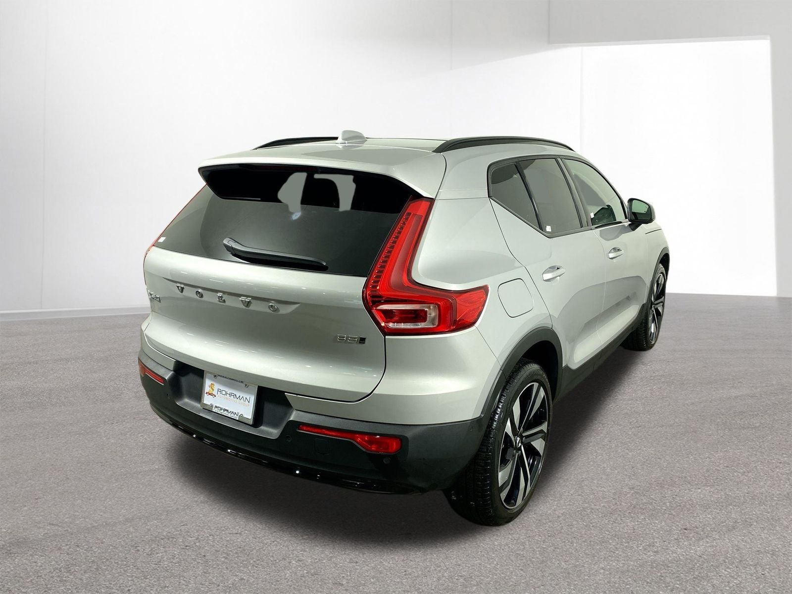 2025 Volvo XC40 B5 Plus Dark Theme