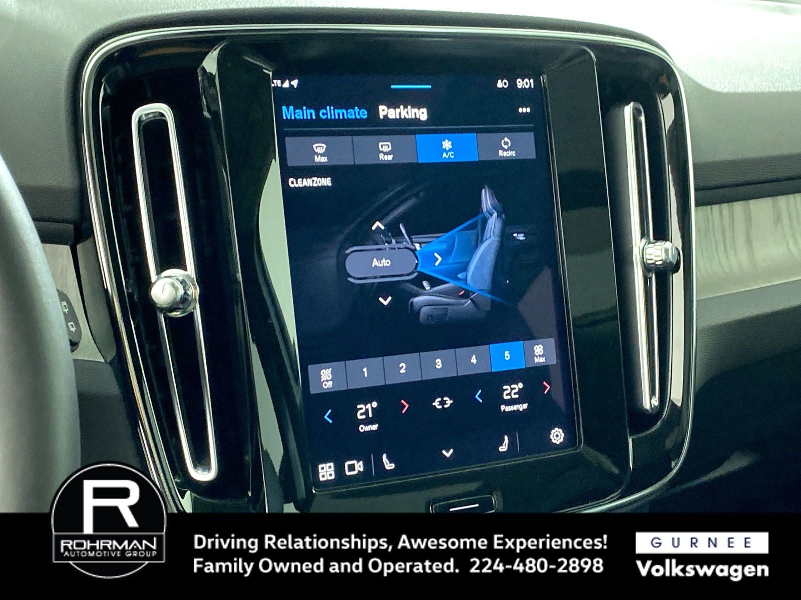 2025 Volvo XC40 B5 Plus Dark Theme